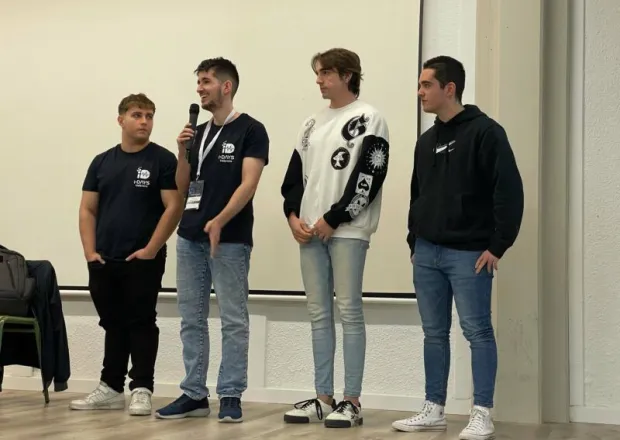 David Navarro durante la ronda de preguntas tras la presentación en el Hackaton iDays (2023)